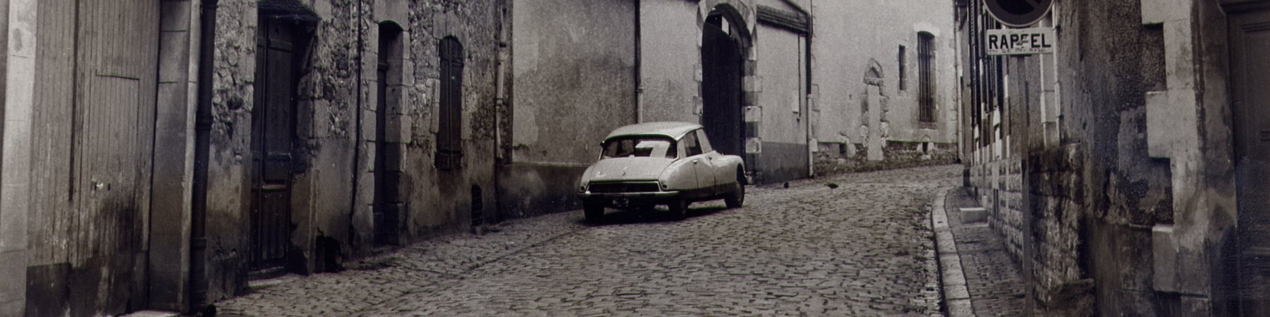 Voiture De Noël D'époque. Voiture Américaine Classique Décorée